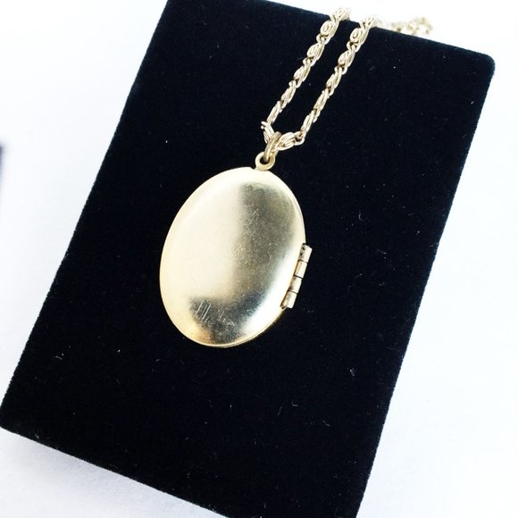 Vintage Celluloid Cameo Locket Necklace Oval Photo Pic Holder Keepsake Pendant - Picture 2 of 4